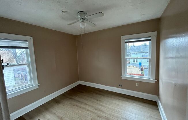 2 beds, 1 bath, $800, Unit 3556 W 63rd St UP