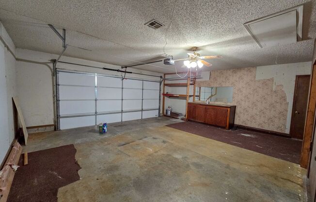 3 Bedroom 2 Bath home in Shawnee!