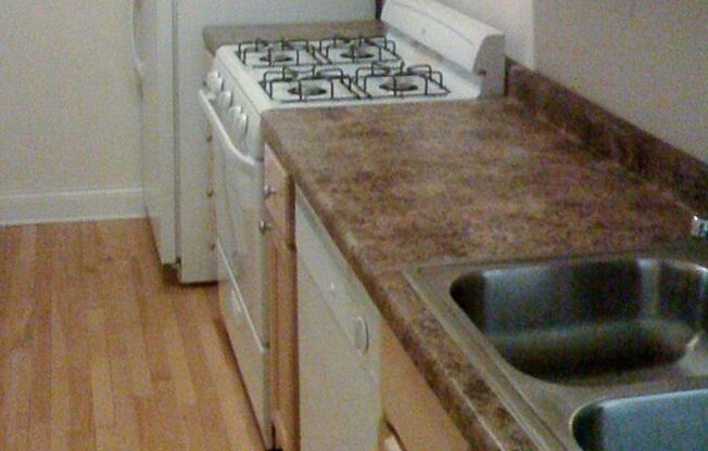 2 beds, 1 bath, 920 sqft, $2,150, Unit 2200-1