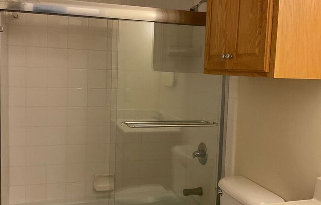 Spacious 2 Bedroom Apartment Available Now!