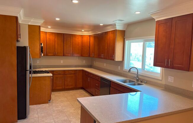 Beautiful 4bd/2ba in desireable neighborhood close to downtown!