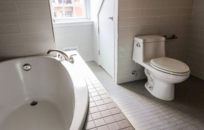 Gorgeous Federal Hill 3bd/2ba with Modern Amenities, CAC, W/D and Upper Deck! Available now