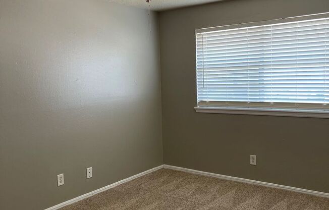 2 beds, 1 bath, 875 sqft, $849, Unit 1200-5