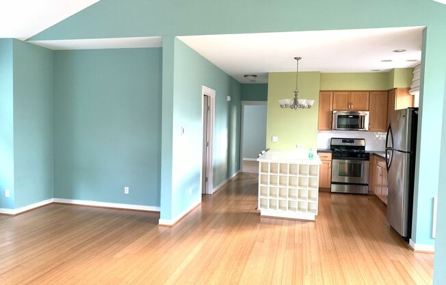 2 beds, 1 bath, $2,599