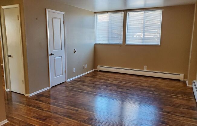 2 beds, 1 bath, 800 sqft, $1,000, Unit Unit B4