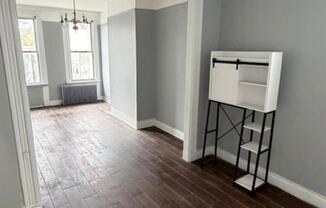 3 beds, 1 bath, 3,240 sqft, $3,500