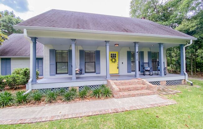 Downtown Ocean Springs Living! Charming 3 Bedroom 2 Bath House w/ Outdoor Living