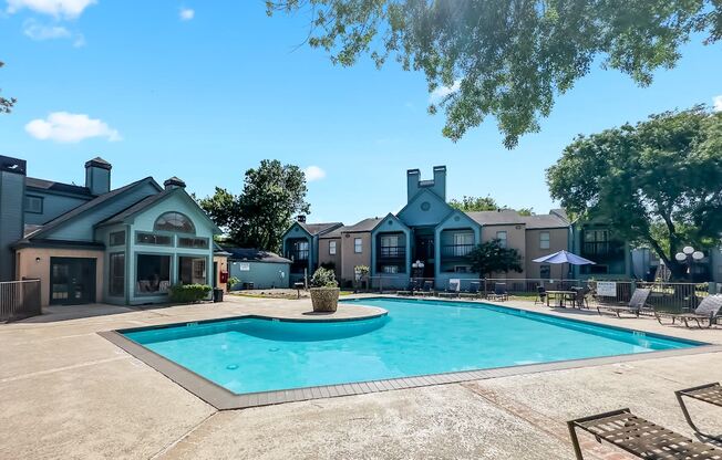 the preserve at ballantyne commons pool and courtyard with apartment buildings