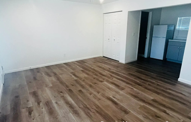 1707 E APACHE BLVD