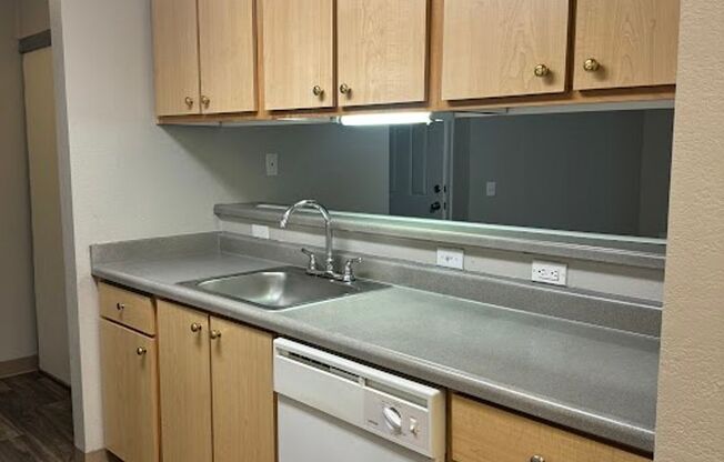 2 beds, 1 bath, $1,550, Unit 40