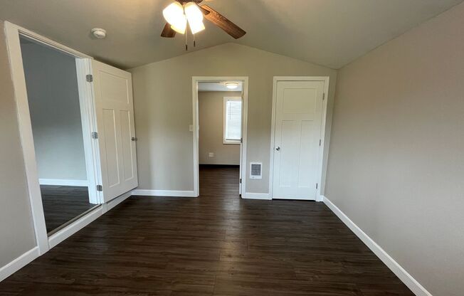 2 beds, 1 bath, 706 sqft, $1,300, Unit Coll140