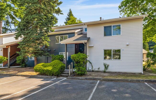Large Remodeled 2bd, 1ba Condo Available in Totem Lake!