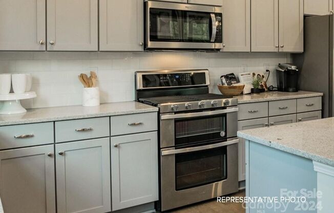 4bd 3.5b Almost New Townhome