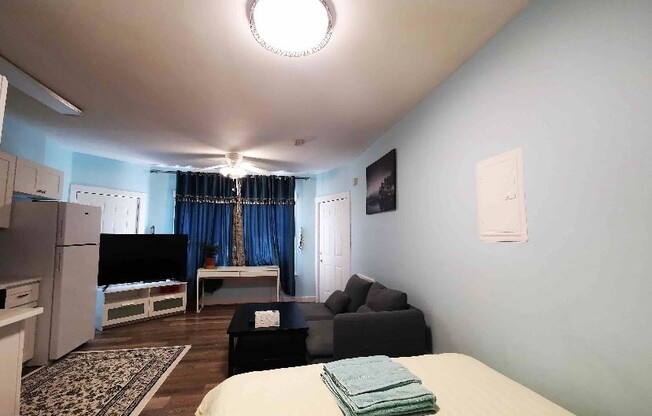1 bed, 1 bath, 400 sqft, $1,700, Unit A