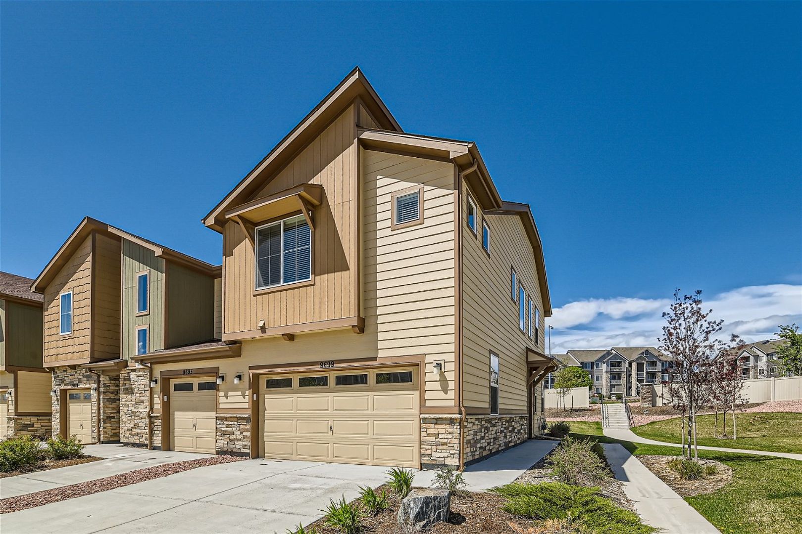 Modern 3 Bed 2 1/2 Bath Townhome in Thornton!