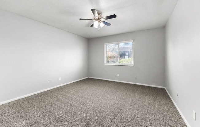 Pet-Friendly Apartments in Overland Park, KS - Treetop Lodge - Photo of Bedroom with Ceiling Fan