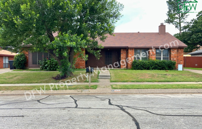 Cute 2 Bedroom, 1 Bath, Half-Duplex Home for Lease in Bedford