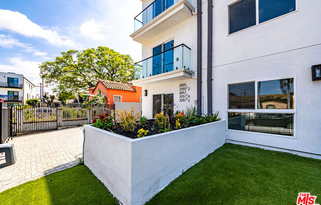 2055 1/2 S GARTH AVE