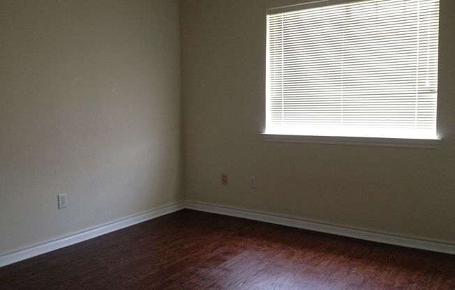 PET FRIENDLY! PRICED RIGHT! SUBLEASE AVAILABLE! NO DEPOSIT!