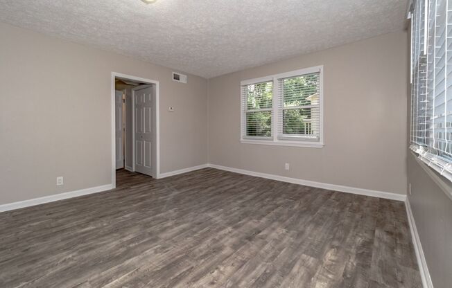 3 beds, 1 bath, $1,195, Unit 3 Country Squire Court B