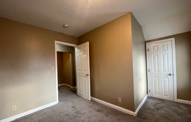 3 beds, 1 bath, $1,425, Unit Unit 4