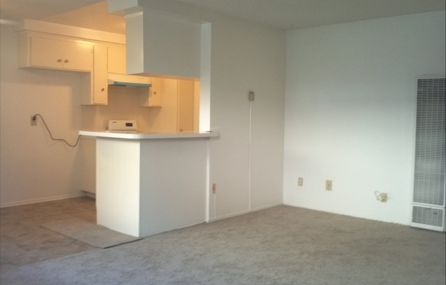 2 beds, 1 bath, $2,065, Unit 37