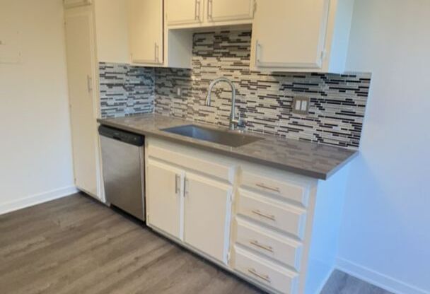 2 beds, 1 bath, 1,100 sqft, $2,568, Unit 241-40