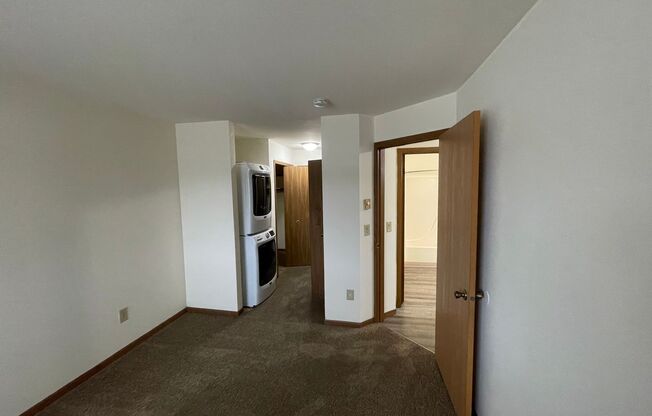 3 beds, 1 bath, 1,040 sqft, $1,695, Unit 3172-304