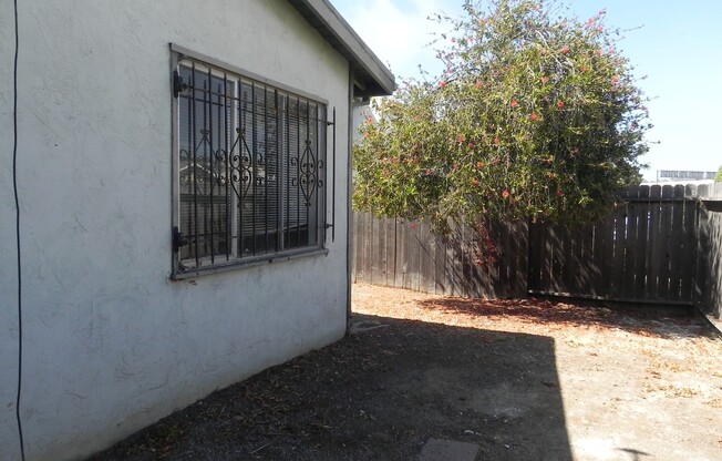2 beds, 1 bath, 950 sqft, $2,375, Unit 4831 Overend Ave