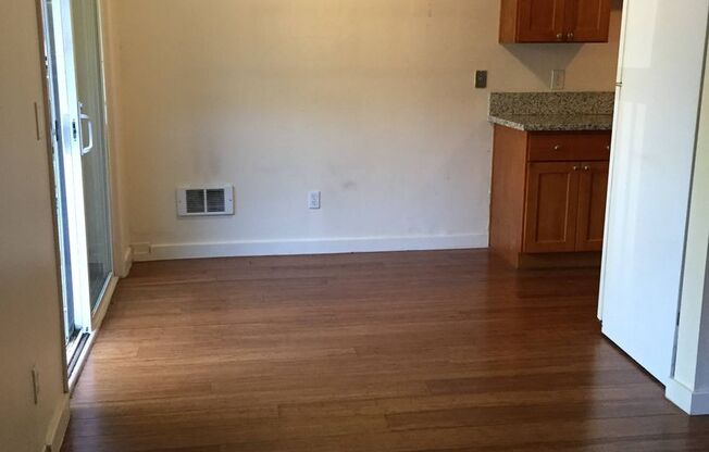 2 beds, 1 bath, 900 sqft, $1,895