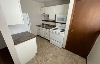 2 beds, 1.5 baths, $995, Unit 5