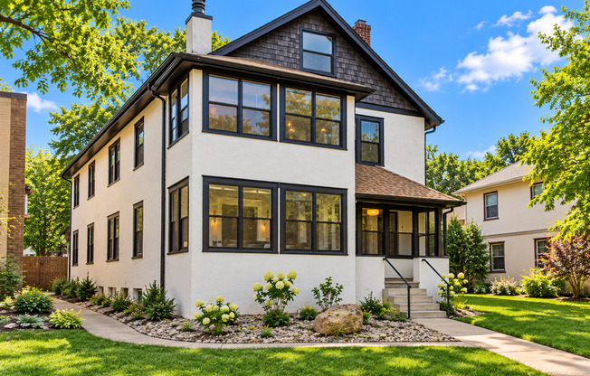 STUNNING RENOVATED 4 BEDROOM DUPLEX ON GRAND AVE – MOVE-IN SPECIALS!