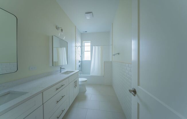 Luxurious 3b/2b + Den Living in Lincoln Park