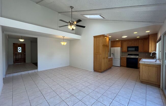 Simi Valley 4BR w/en-suite, family room + MORE!