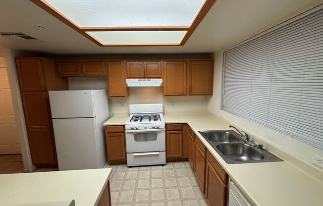 Beautiful 2BED/2BATH/1Car Condo located in the Aspen peak Community