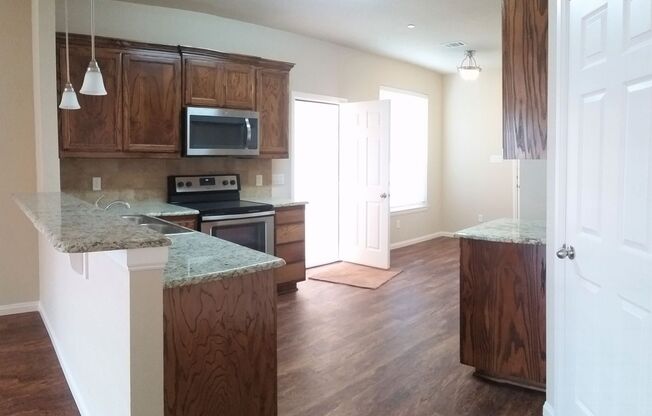 Spacious 2 Story Duplex in Benbrook