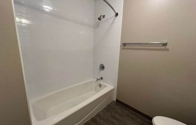 2 beds, 1 bath, $2,095, Unit 03