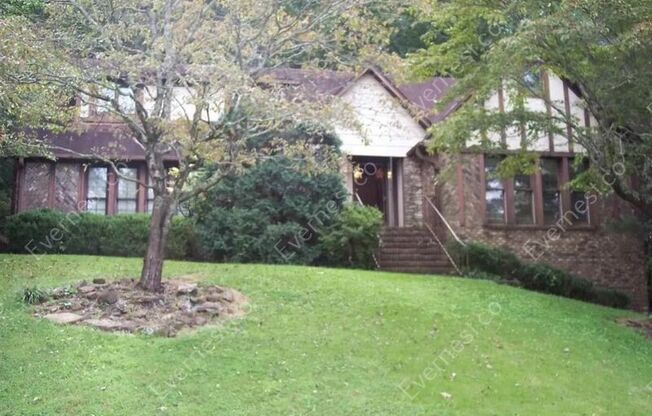 1225 ROBIN LN