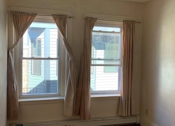 3 beds, 1 bath, 1,000 sqft, $3,800, Unit 4