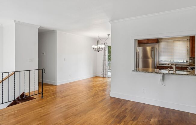 Bright 3-Bed Upper Unit w/ Deck & Yard Near Des Moines Marina