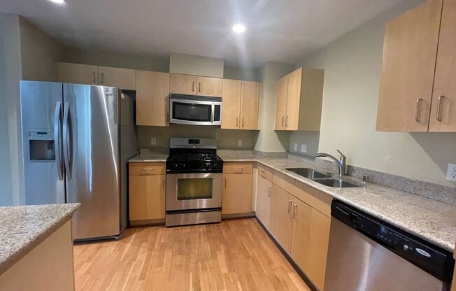 1 BD / 1 BA Top Floor Peloton Unit! Available Now!