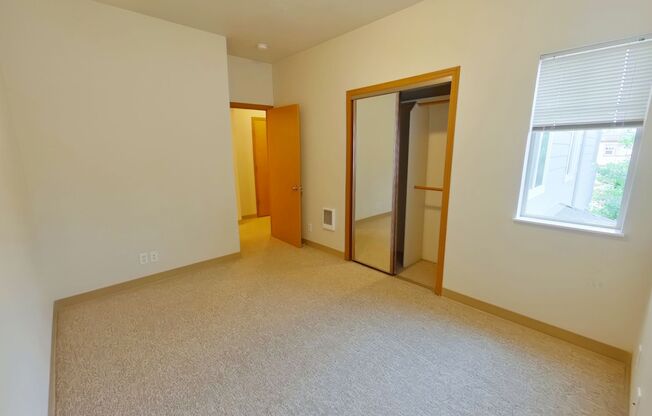 3 beds, 2 baths, $2,400, Unit 19