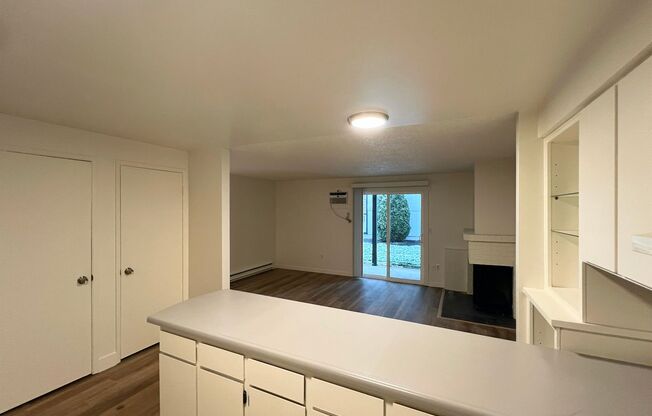 2 beds, 1 bath, 780 sqft, $1,195, Unit 33