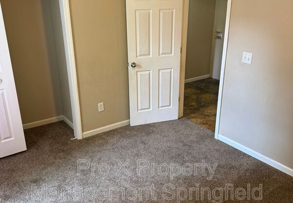 3 beds, 1 bath, 1,000 sqft, $1,045