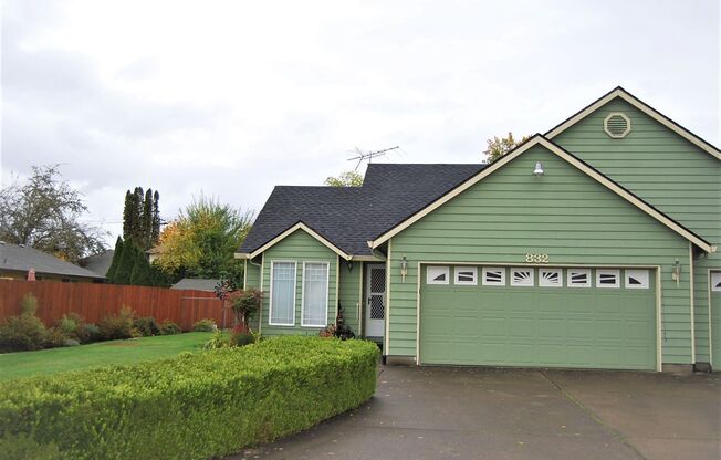 Well maintained 2Bd/2Ba Single Story Duplex McMinnville