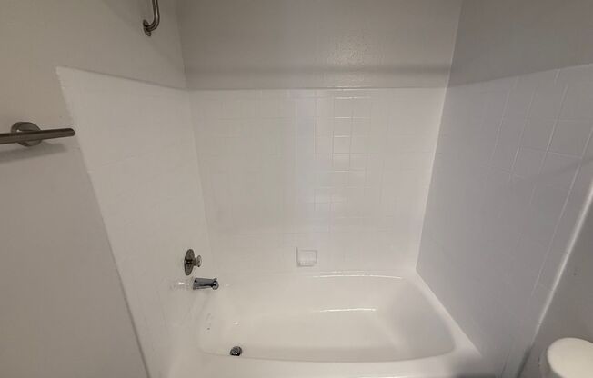 1 bed, 1 bath, 627 sqft, $800, Unit 221