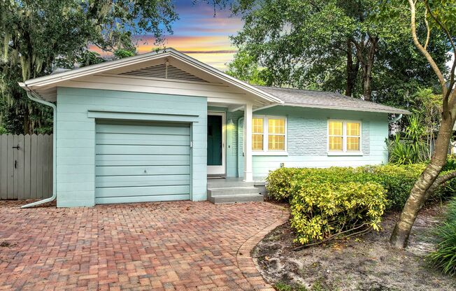 Stunning 3/2 Bungalow near the historic district of Winter Park! Available Now!