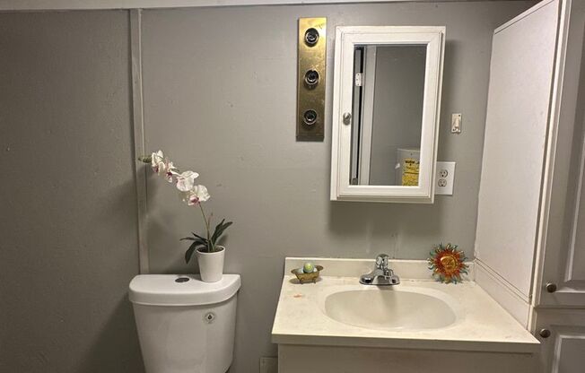 2 Bed House! COMING SOON! DEPOSIT-FREE Renting option thru OBLIGO! Deposit Alternative available