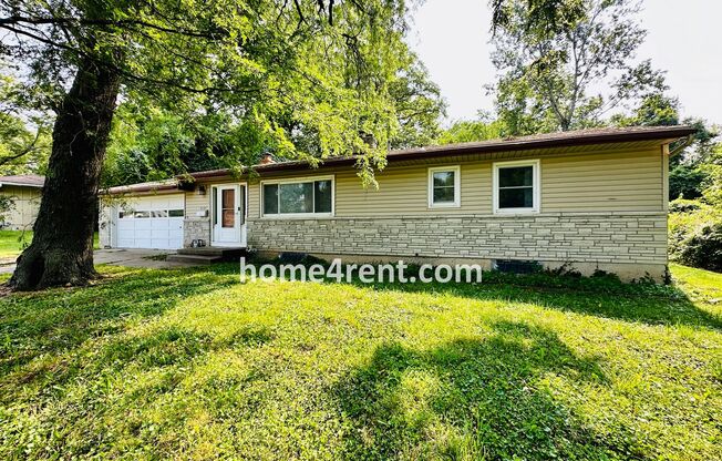 Beautiful Raytown Ranch. Wood Floors, Spacious Bedrooms, Fenced Yard!