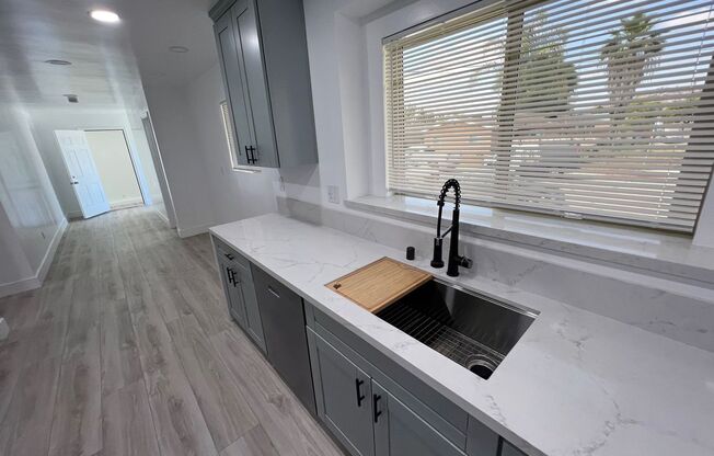 Large 6 Bedroom POOL House on East Falls View! Prime Location!